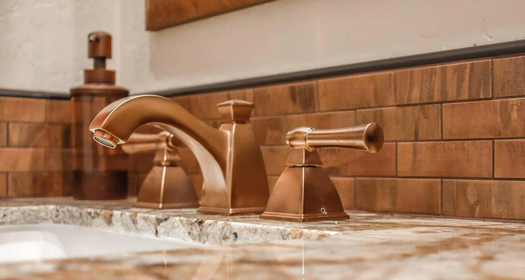 Read more about the article 7 Creative Bathroom Vanity Backsplash Ideas